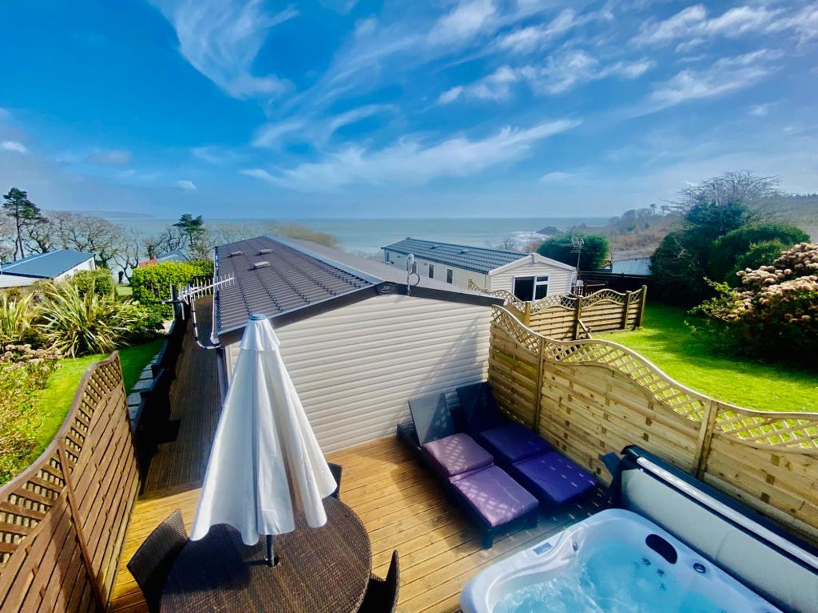 Hot Tub Executive Plus | Swallow Tree Gardens